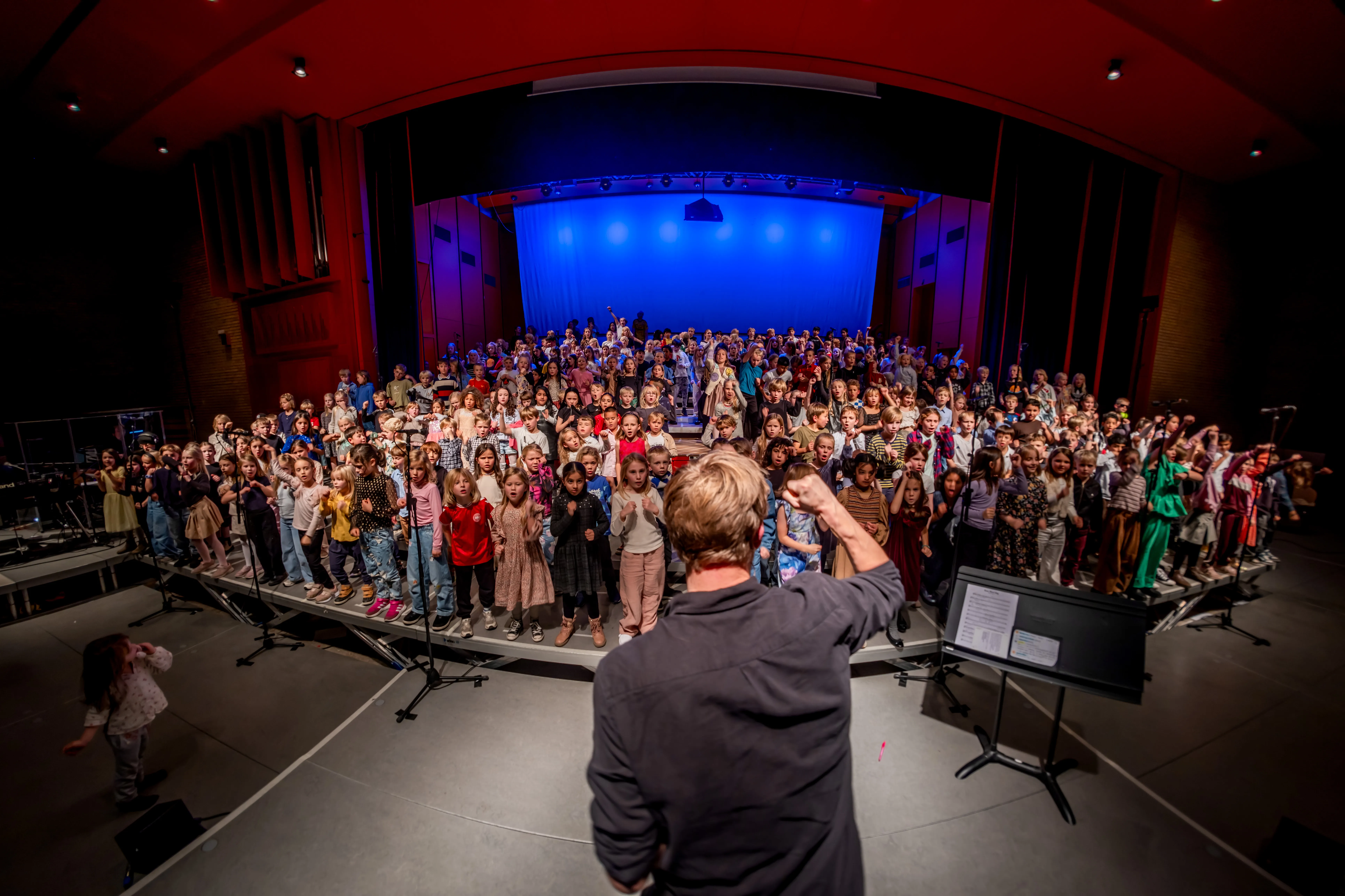 Efterårets koncert med Alle Kan Synge på Vesterbro Ny Skole var en succes. De 330 elever fordelt på 4 årgange sang i Sankt Annæs smukke koncertsal.